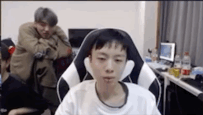 但是重点随后就来了,这说完这句话之后,马哥终于没有忍住,在秒起立的