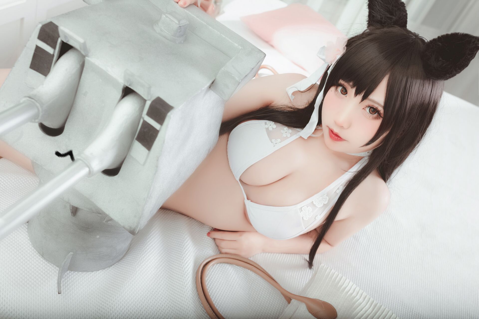 你渴望矮奶子吗？大胸妹子性感cosplay