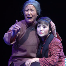 豫剧《铡刀下的红梅》紧紧将儿怀中抱(热度:139)由呼三姐翻唱，原唱歌手王燕