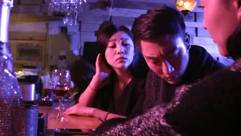 帅哥酒吧为美女看相 欲要电话被拒绝