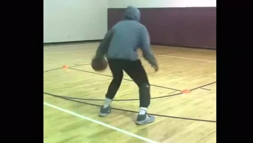 篮球技巧教学:胯下运球和脚步移动,同步训练