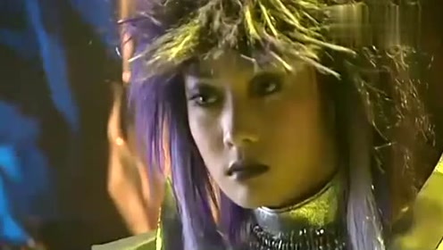 美琪美雪来到魔仙堡看见小蓝躺床上,用真诚的眼泪开启了魔仙彩石
