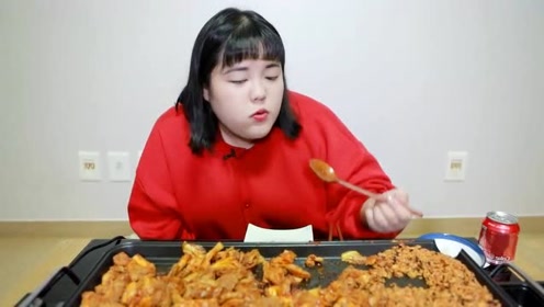 韩国吃播大胃王秀彬吃一大盘鸡肉炒饭,吃得太过瘾了