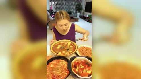 大胃王美女吃麻辣烫就能吃这么欢,看着也不怎么样呢