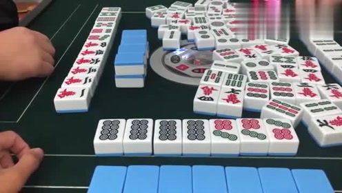 麻将:小伙清一色的好牌八筒开杠没中,反而被下家牌友抢杠胡