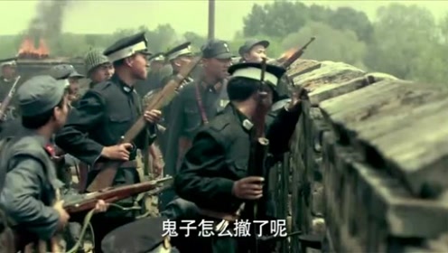 鬼子想炸开城门并活捉金戈,但金戈太勇猛,把鬼子打退了