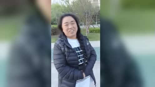 小黄飞这一身出门,笑容僵在脸上了,还被嘲像海大富,网友:真像