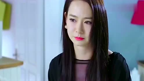 美女为钱出卖朋友，闺蜜不爽，直接将她赶出去，东西都扔地上