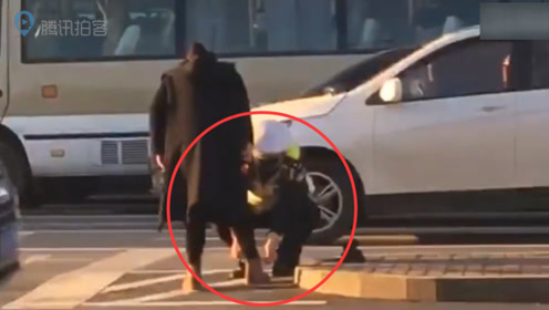 交警发现孕妇费力系鞋带 安慰后弯腰为其系好