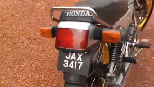 曾经进口的本田摩托车，排气筒有四个窟窿眼，当年骑上它很气派
