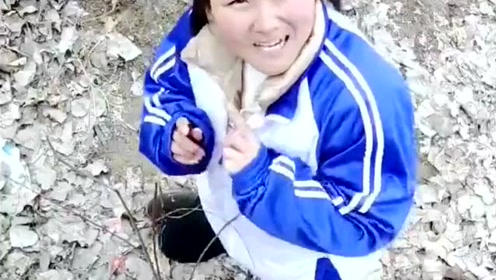 农村阿宽抢傻妞的零食，不料跑到这种地方，接下来的做法看懵我了