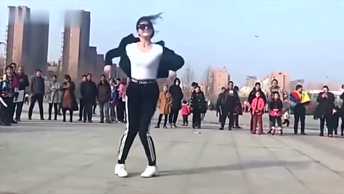 广场舞:美女在广场上跳鬼步舞,真是青春活力,路人驻足观看