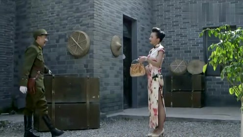 女特工用美人计天衣无缝,鬼子长官腰里被塞了炸弹,只能乖乖听话