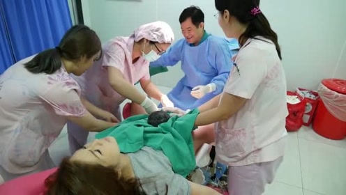 实拍妇产科顺产接生,原来女人生孩子是这样的,小宝宝太可爱了