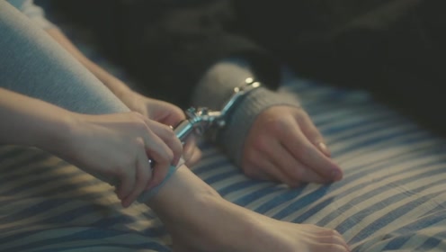 小伙一觉醒来,手和女孩的脚拷在了一起,上厕所的话就尴尬了