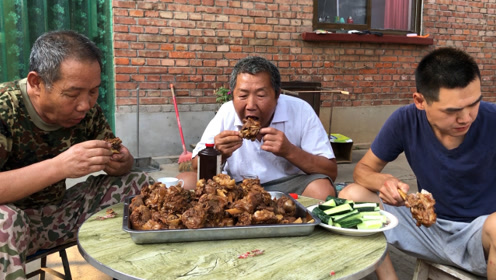 124块买了15斤猪大骨,阿远整了一锅酱大骨,大伯四叔吃好了