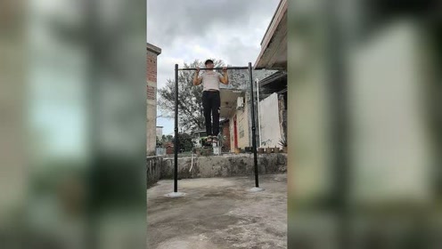 标准的引体向上应该是这样做的
