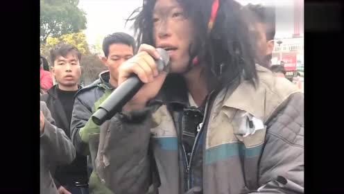 广场碰到的乞丐歌手,歌声很感人,现场观众纷纷伸出援手