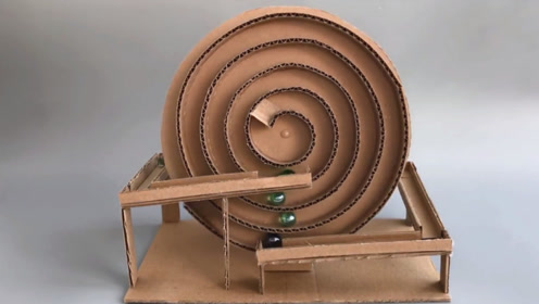 几个玻璃球就能让物体无限转动,谁来解释下,这算是永动机吗?