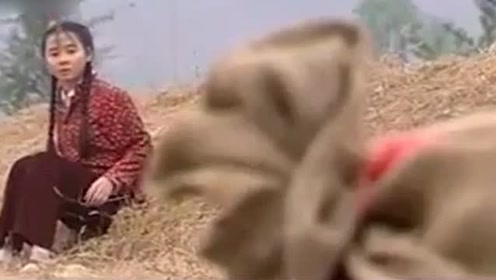 姑娘在路边睡觉,忽然一辆车经过,掉下俩麻袋,里面居然是这个!