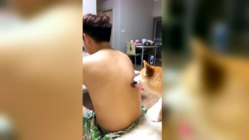 夏天在家里不能光膀子呀
