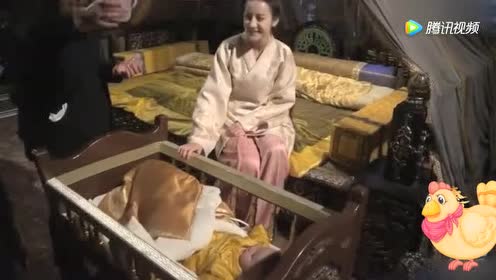 迪丽热巴抱孩子喂奶 网友:想当准妈妈我来支招!