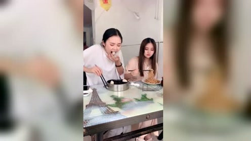 美女竟这样喂闺蜜吃饺子,这也太搞笑了吧!