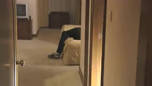 美女晚上被男子放毒迷晕,当针扎入美女身体时,令人愤怒