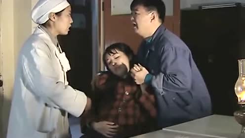 凤霞肚子疼要生了,医生却说是肠胃问题,气的二喜要打医生