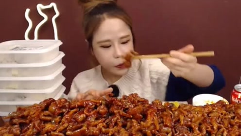 韩国吃播美女,吃一堆无骨鸡爪,简直是太幸福了,瞬间看饿了啊