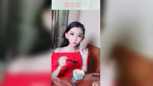 宋小睿真是个小吃货,抱着蛋糕根本停不下来,看着太招人喜欢了!