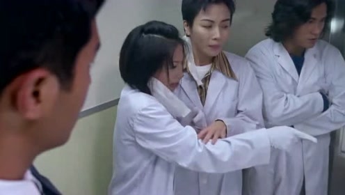 阴阳路:殡仪馆员工对女尸不尊重,不料女尸竟伸手抓他,真是报应