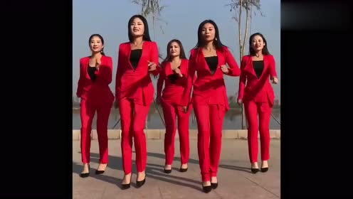 5位漂亮美女齐跳广场舞,节奏轻快,好看大气,一起来跳舞吧!