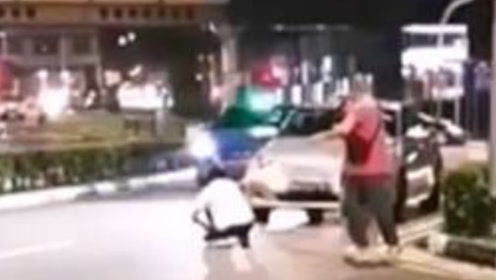 奇闻趣事:新加坡女子与出租车司机当街吵架,被拍下还当众脱衣!