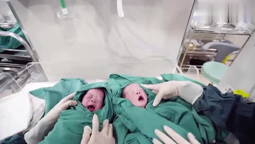 刚出生的双胞胎长啥样?产房实拍出生后的第一分钟,神奇的!