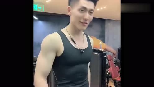 健身房的肌肉男,小哥哥刻意露出八块腹肌时,我承认我心动了!