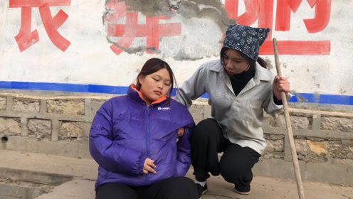 农村大妈捡了个孕妇,把她带回家照顾,次日家门口停满豪车