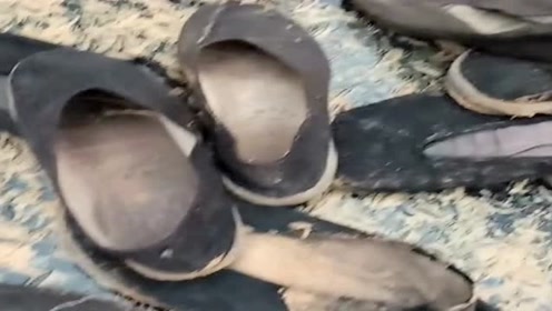 剧组群众演员的鞋子,为什么要自带一双,看完这个就会明白!