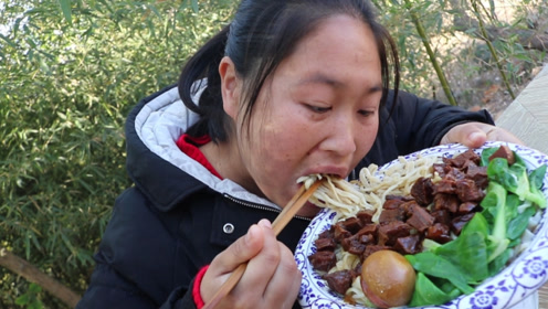 胖妹做牛肉面,1麻2辣3鲜,配上地道手擀面,这顿饭开胃又解馋