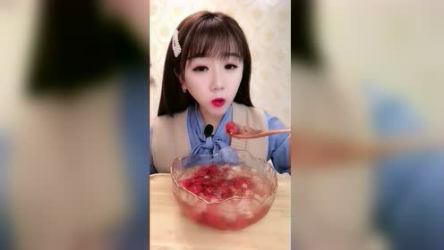 吃冰小姐姐,吃自制冰粥,连吃带喝贼爽