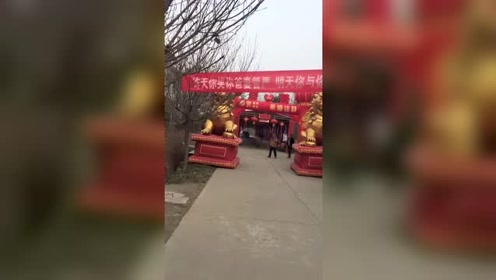 婚礼上兄弟送来的横幅,昨天你笑你爸妻管严,明天你与你爸同病相怜!