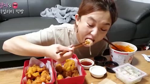 韩国美女吃播,吃炸鸡爪,胖乎乎的鸡爪太可爱了