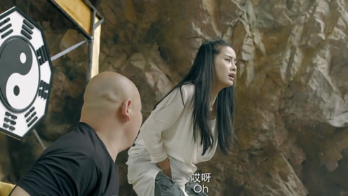 织女在天上偷看人间,不料看见小牛郎被哥哥欺负,不