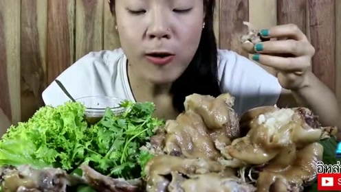 泰国美女徒手啃大猪蹄子,不用筷子直接用手抓,大口吃肉真过瘾
