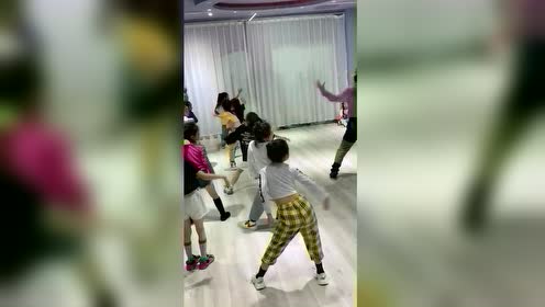 近距离看童模焱娃娃跳舞,属实有魄力,成父母的赚钱工具是必然的