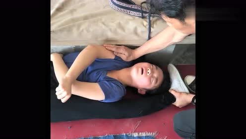 这个教练是个狠人,竟用这种方式给小姑娘撕腿,疼的忍不住哭啦!
