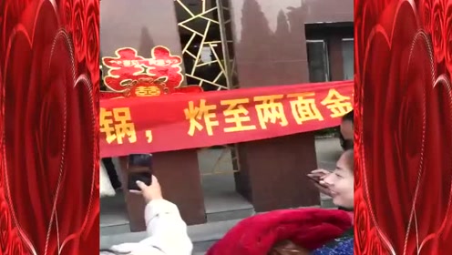 伴娘打出霸气横幅,却被伴郎一招打败,太机智了!