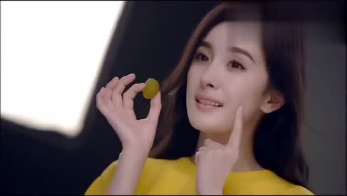杨幂溜溜梅广告拍摄花絮,酸一点就吃溜溜梅!好可爱的幂!