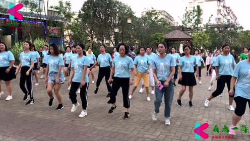 精选时尚广场舞《远走高飞》公园辣妈美女齐跳