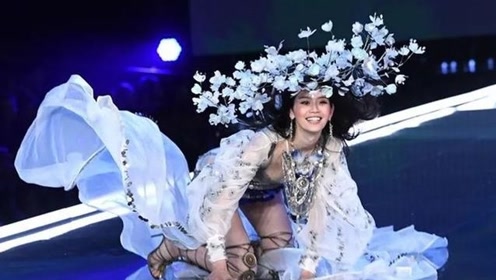 模特走秀不穿内衣,衣服不慎"滑落"怎么办?网友:这反应靠谱!